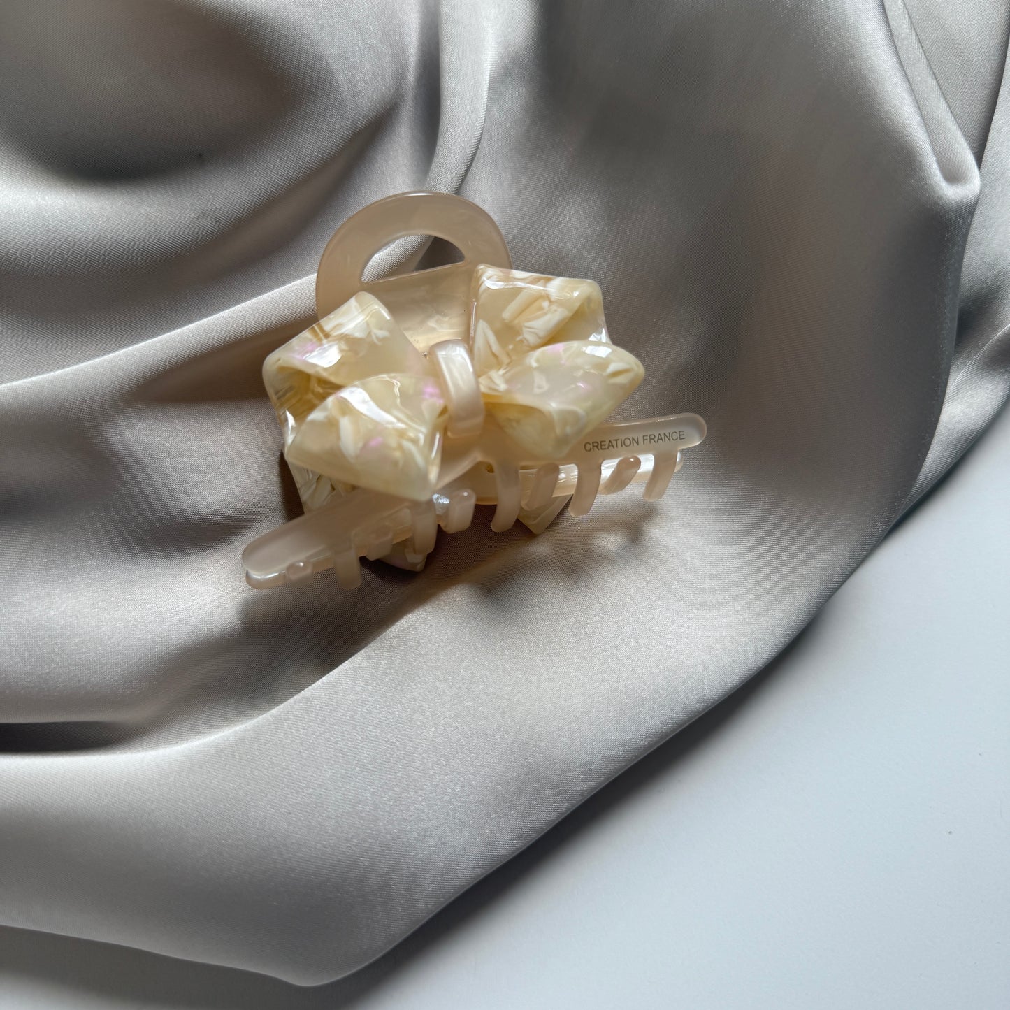 Stylish Bow Hair Claw Clip – Glossy Acetate Finish