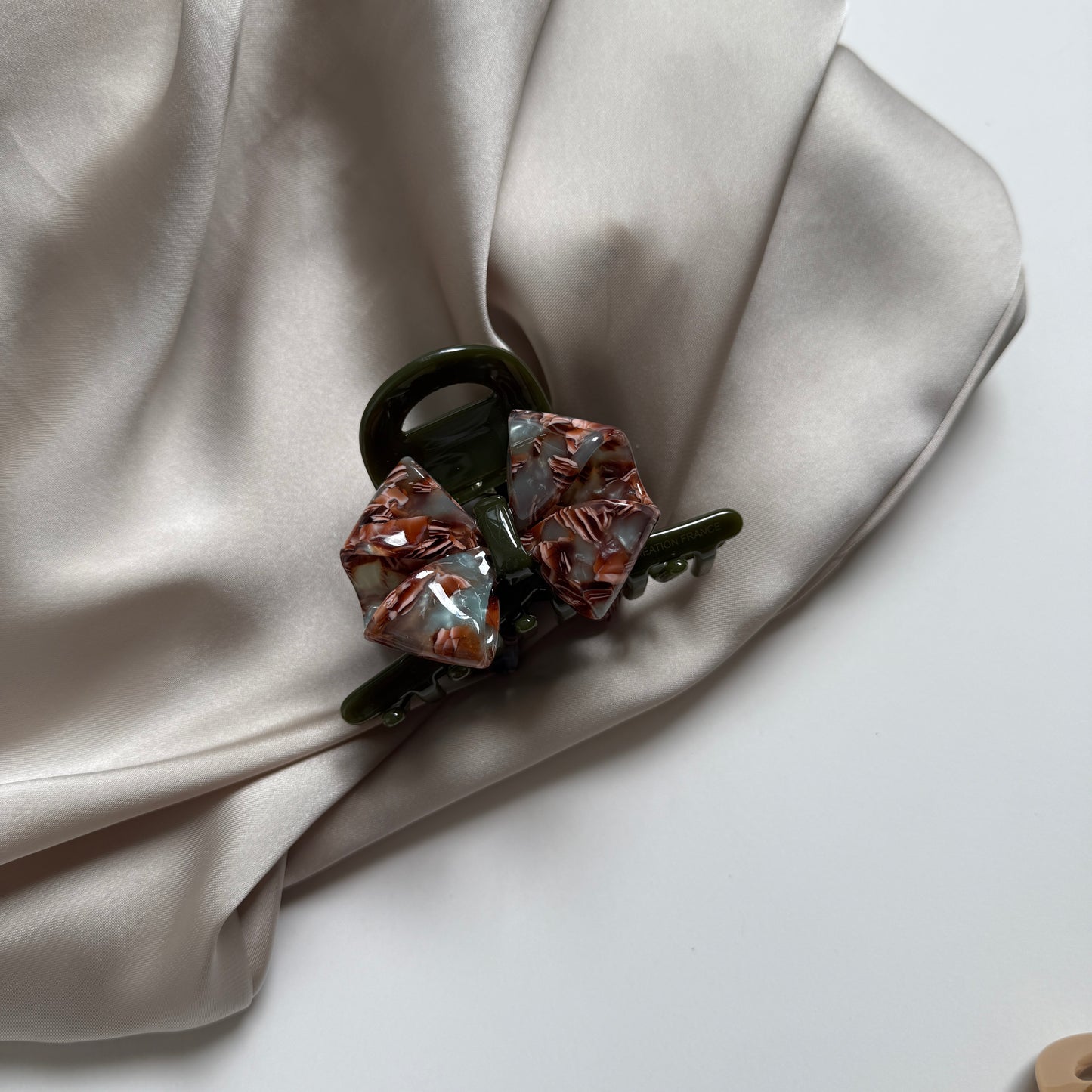 Stylish Bow Hair Claw Clip – Glossy Acetate Finish