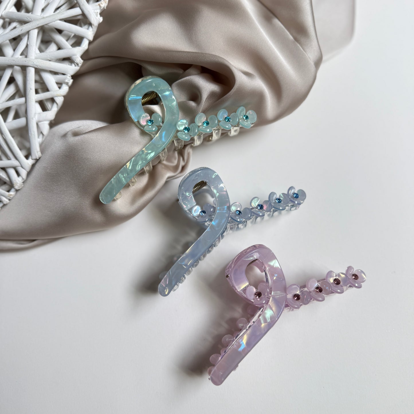 Iridescent Flower Hair Claw Clip – Pastel Petal Elegance