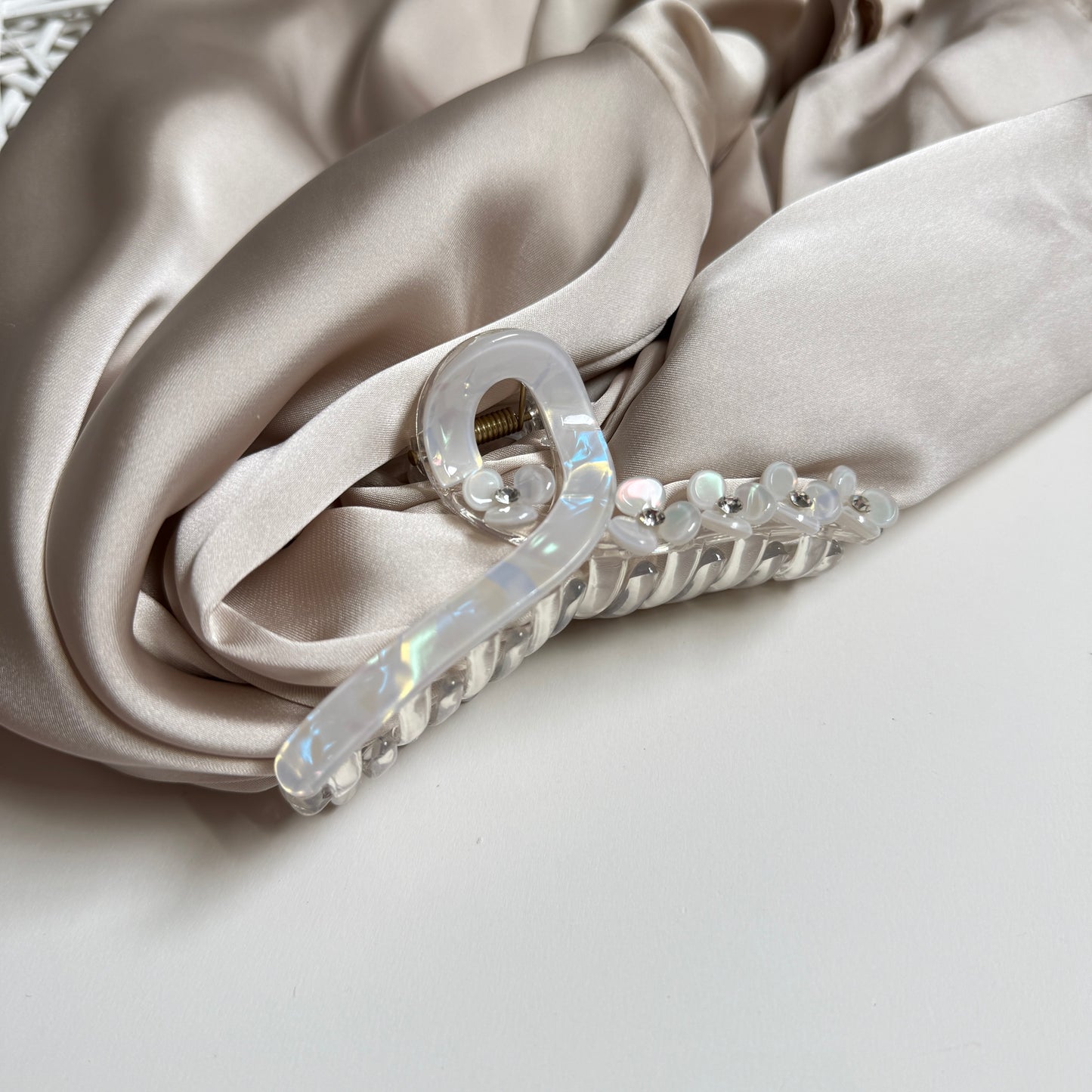 Iridescent Flower Hair Claw Clip – Pastel Petal Elegance