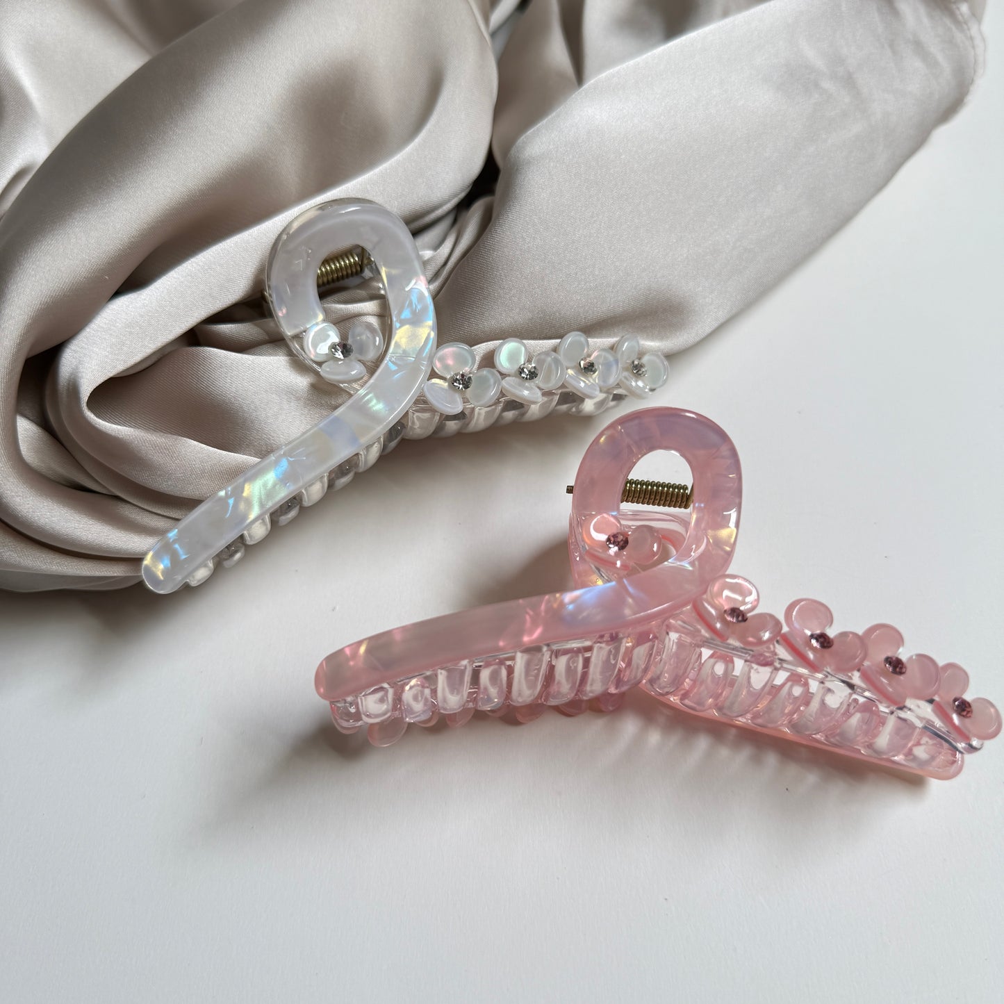 Iridescent Flower Hair Claw Clip – Pastel Petal Elegance