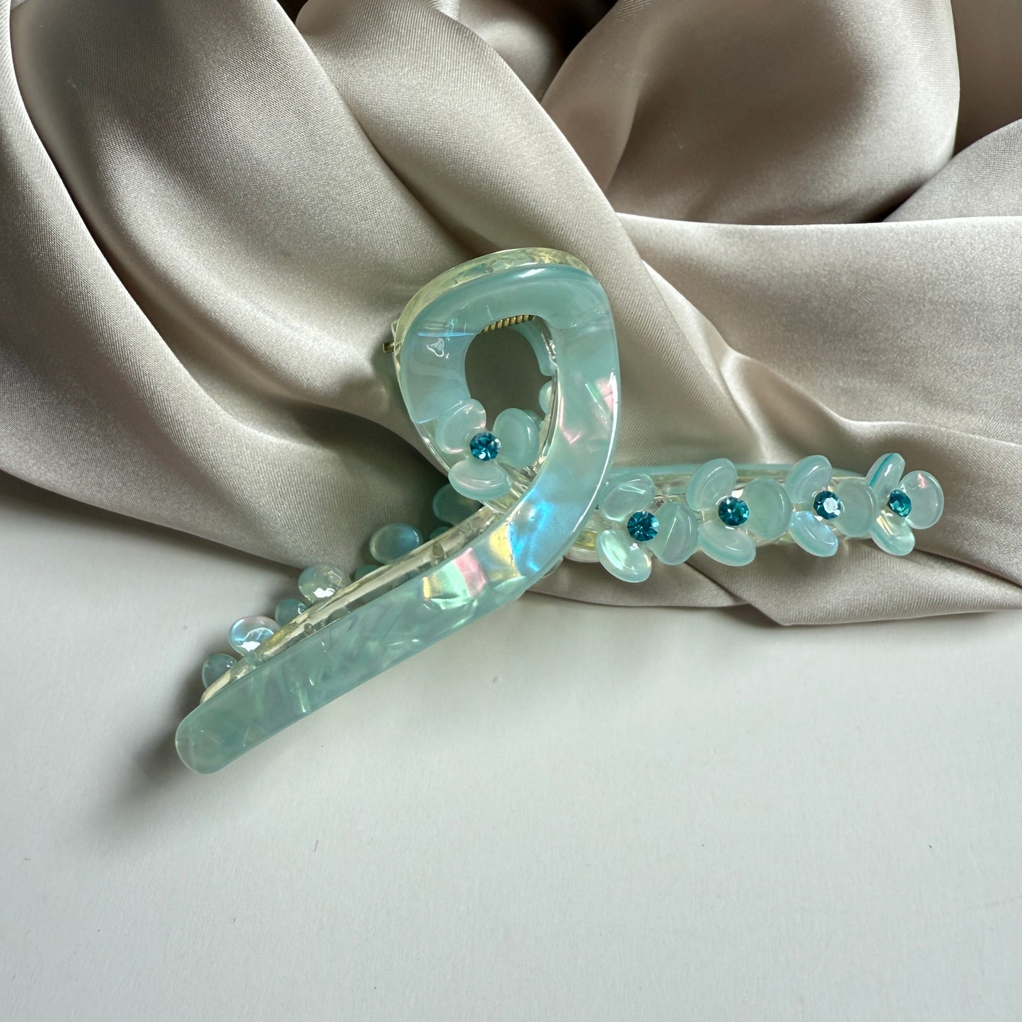 Iridescent Flower Hair Claw Clip – Pastel Petal Elegance